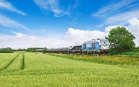 Der blaue AUTOZUG Sylt auf dem Weg nach Sylt